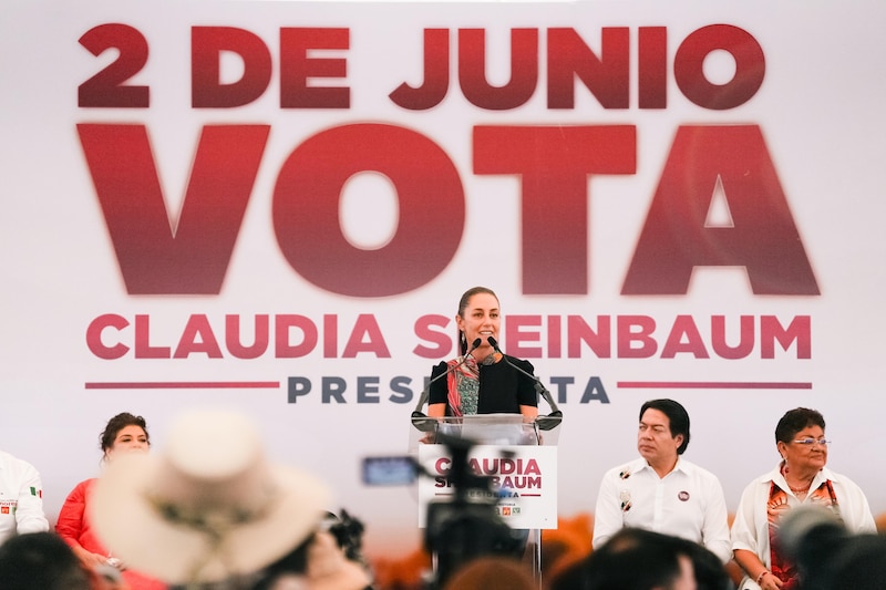 Claudia Sheinbaum, candidata de Morena a la presidencia de la Ciudad de México, pronuncia un discurso ante sus simpatizantes.