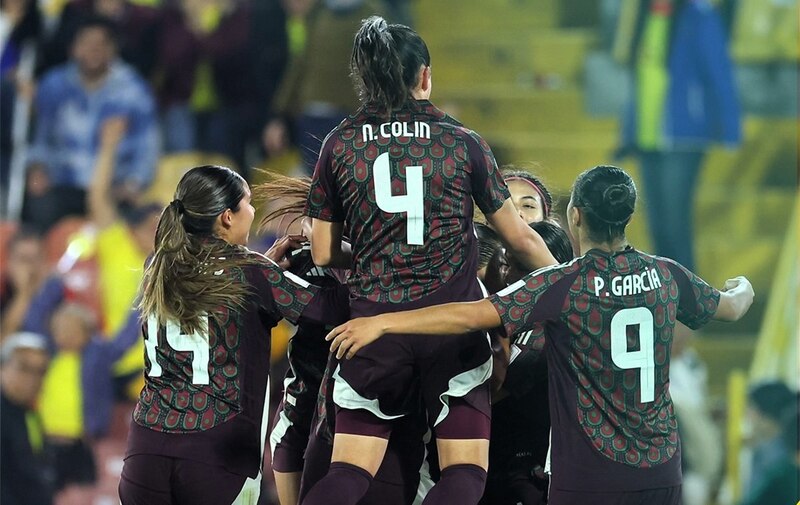 Las jugadoras del América celebran un gol