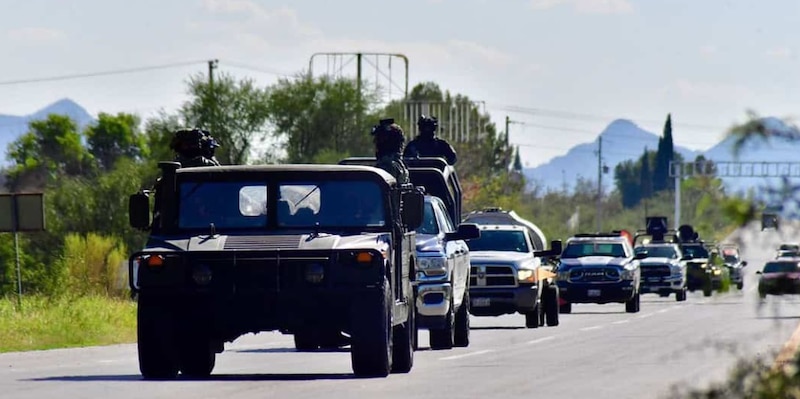 Convoy de vehículos militares en una carretera