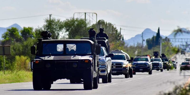 Convoy de vehículos militares en una carretera