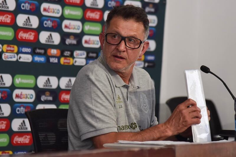 El entrenador de fútbol Miguel Herrera en una conferencia de prensa