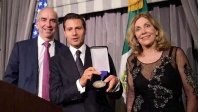 El presidente Enrique Peña Nieto recibe la Medalla Belisario Domínguez