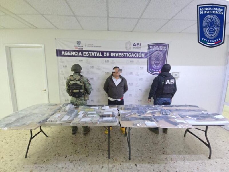 Hombre detenido junto a nueve armas largas, cargadores y cartuchos decomisados por autoridades en Chihuahua.