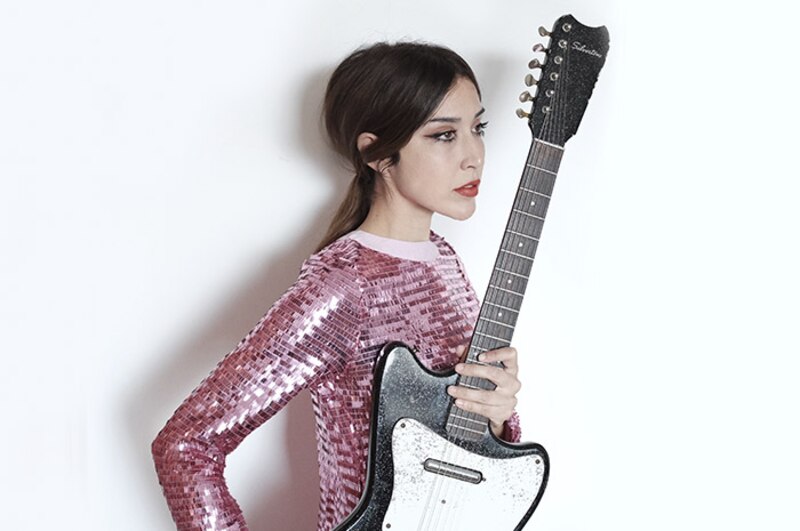 La artista mexicana Julieta Venegas con su guitarra.