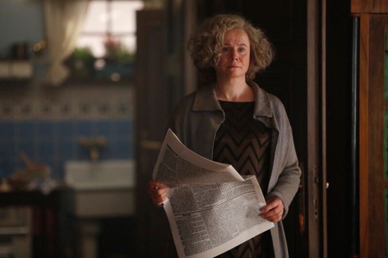 La mujer del periódico