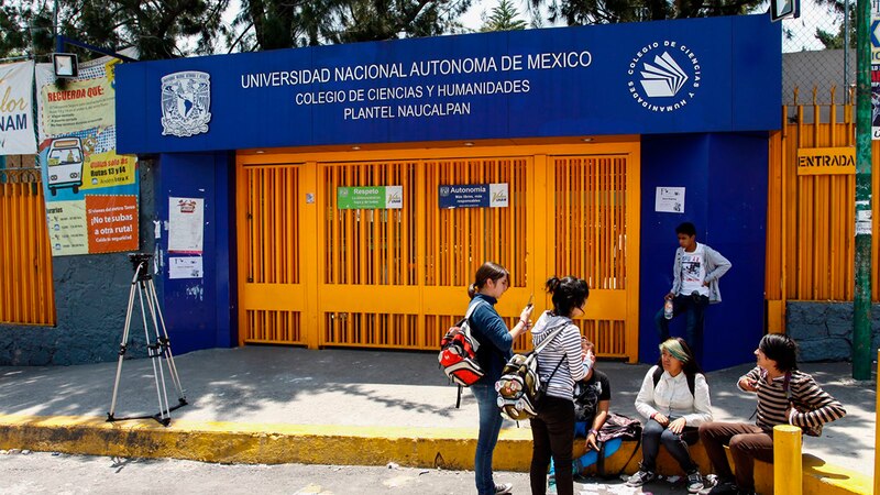 Title: Estudiantes en la entrada de la Universidad Nacional Autónoma de México