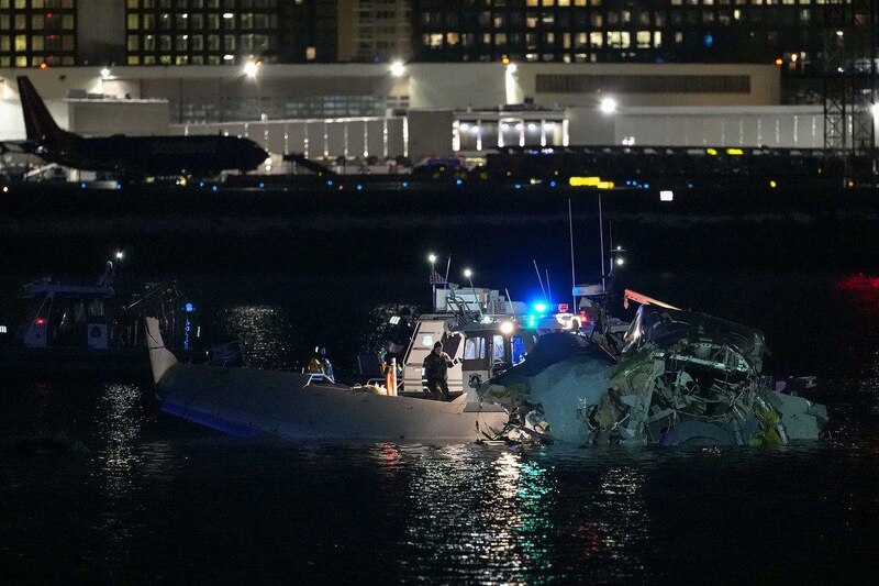 Imagen del accidente aéreo de avión comercial de American Airlines con  helicóptero militar.