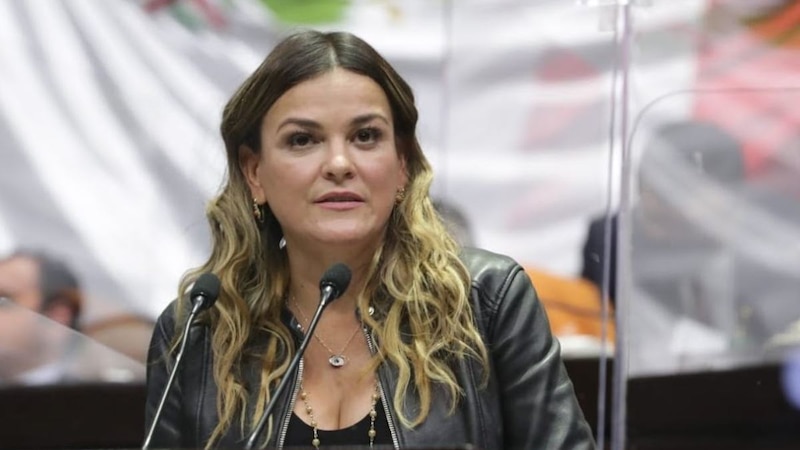 La diputada mexicana Geraldine Ponce da un discurso en el Congreso.