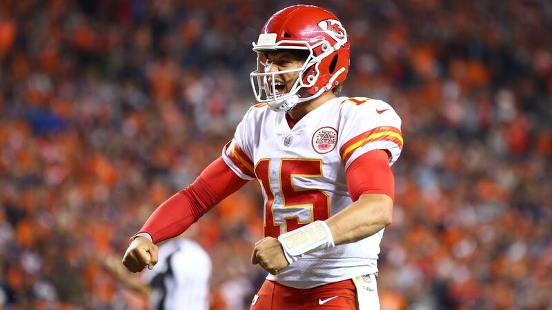 El mariscal de campo de los Chiefs, Patrick Mahomes, celebra una anotación.