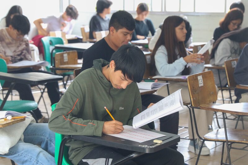 Estudiantes tomando un examen en un aula