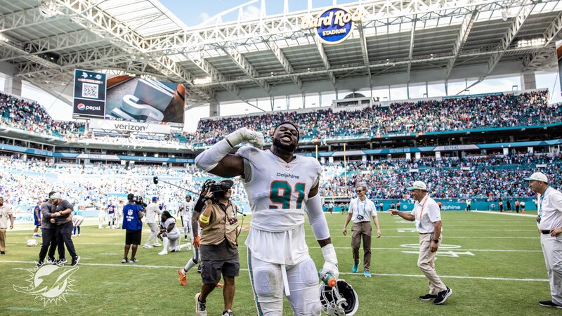 El jugador de los Dolphins, Christian Wilkins, celebra la victoria de su equipo