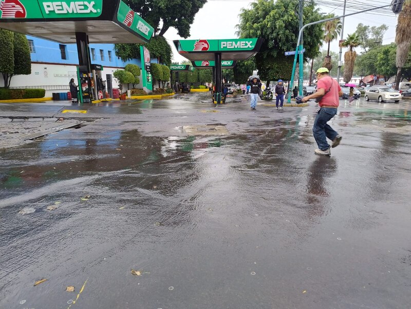 Lluvia inunda gasolinera en México