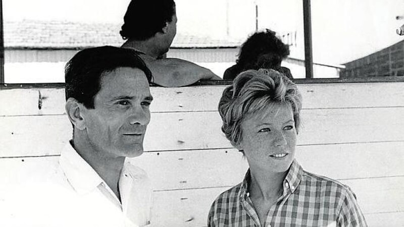 Una imagen de dos personas sonrientes en blanco y negro.
