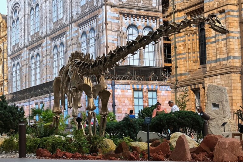 Escultura de dinosaurio en el Museo de Historia Natural de Londres