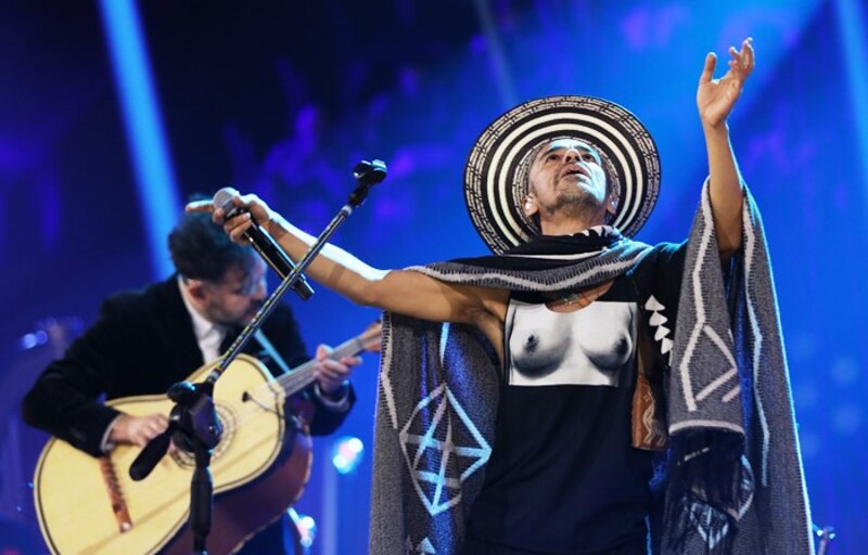 El cantante mexicano Aleks Syntek se presenta en concierto.