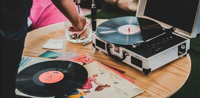 Un tocadiscos portátil con discos de vinilo