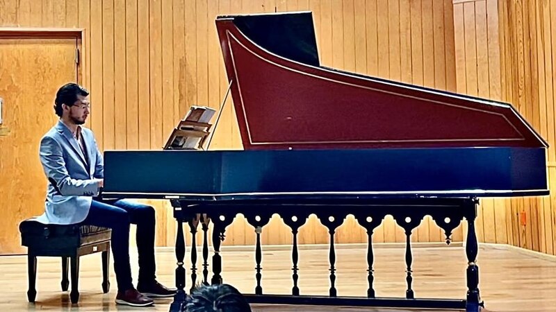 Un hombre tocando el clave