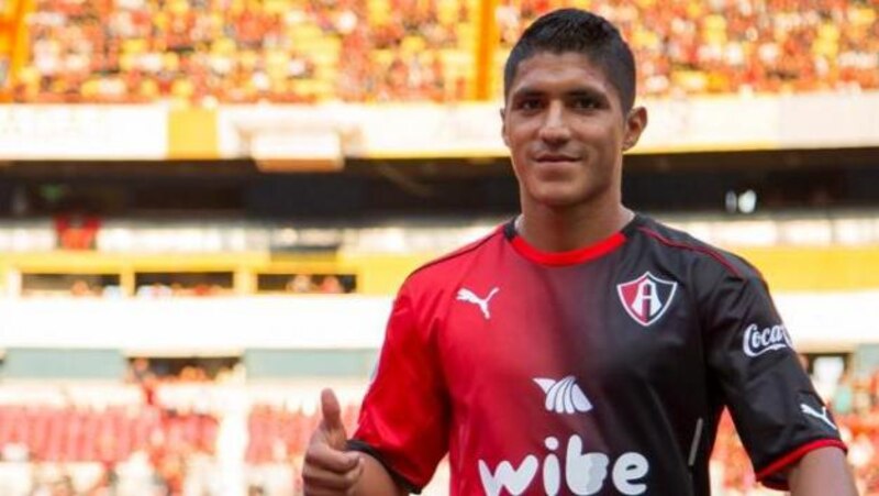 El jugador de fútbol colombiano, Yimmi Chará, celebra un gol con su equipo, el Atlético Nacional.