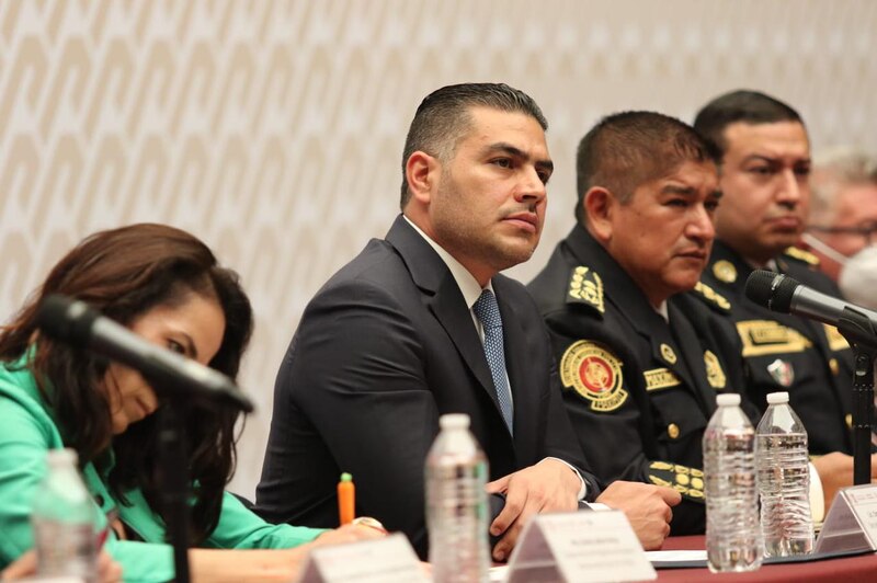 El presidente municipal de Querétaro, Luis Nava, encabeza la mesa de seguridad