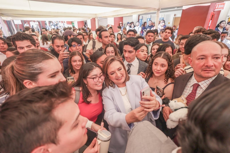 La presidenta de Chile, Michelle Bachelet, se toma una selfie con un grupo de estudiantes.