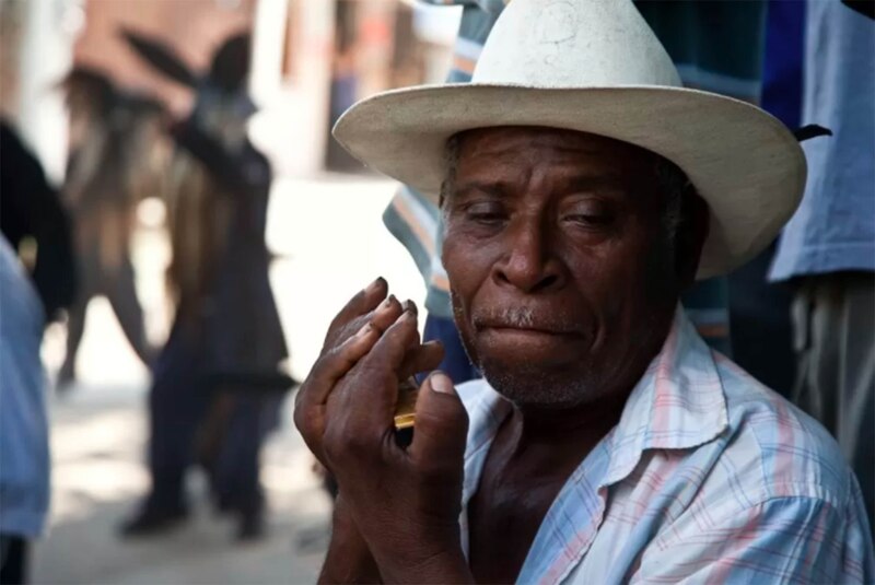 Un hombre tocando la armónica