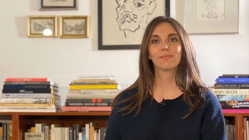 La escritora española María Dueñas, en su biblioteca personal.