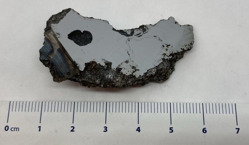 Fragmento de meteorito metálico