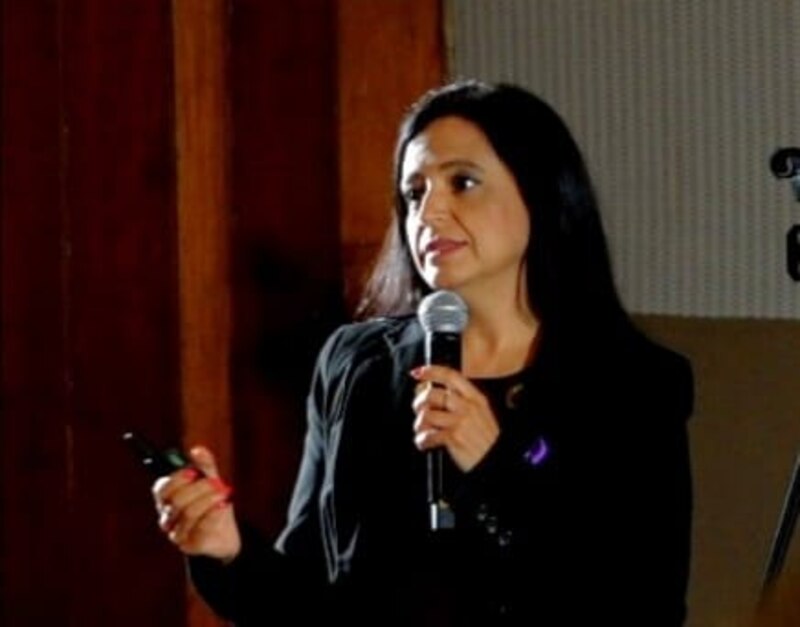 Mujer dando una conferencia