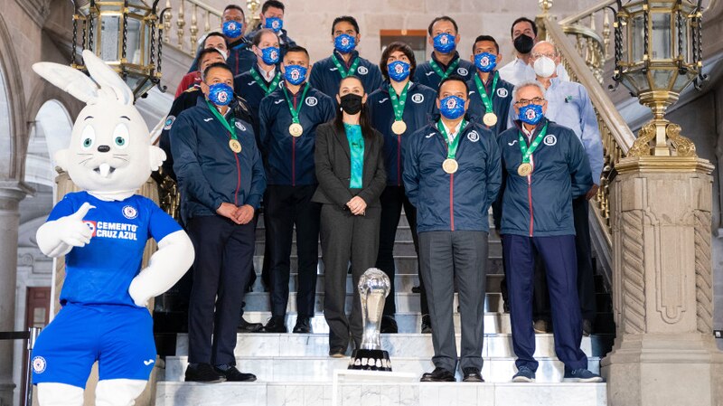 Jugadores y cuerpo técnico de Cruz Azul posan con el trofeo de campeones de la Liga MX.