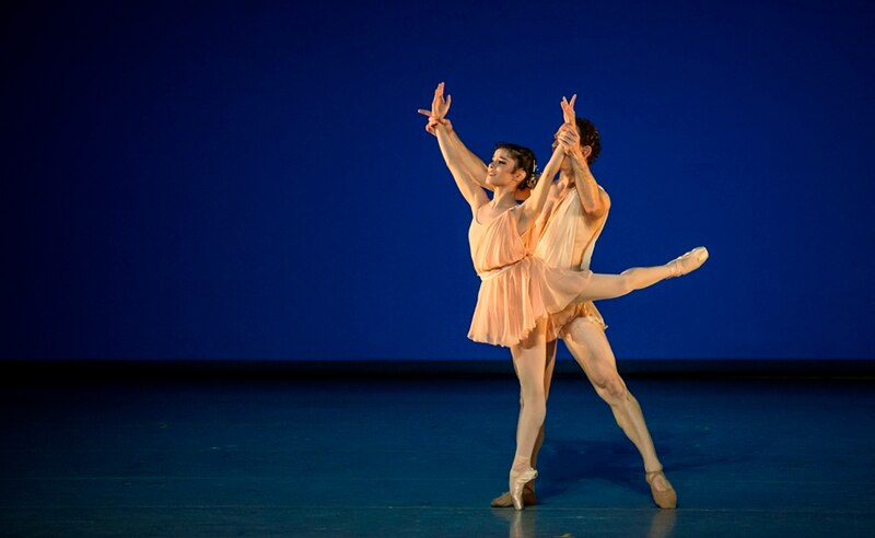 Pareja de bailarines de ballet realizando una piroutte.