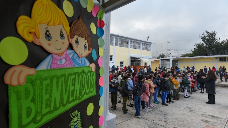 Niños mexicanos regresan a clases presenciales tras dos años de pandemia