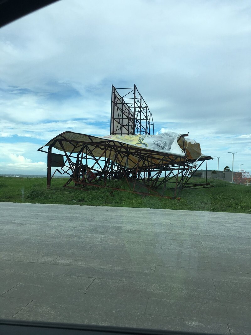 Cartel publicitario dañado por el viento