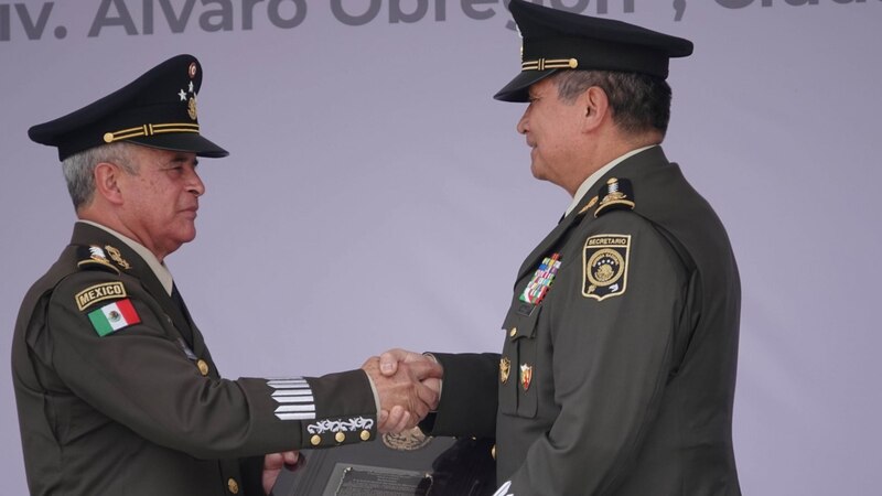 Entrega de Condecoración al General Secretario de la Defensa Nacional
