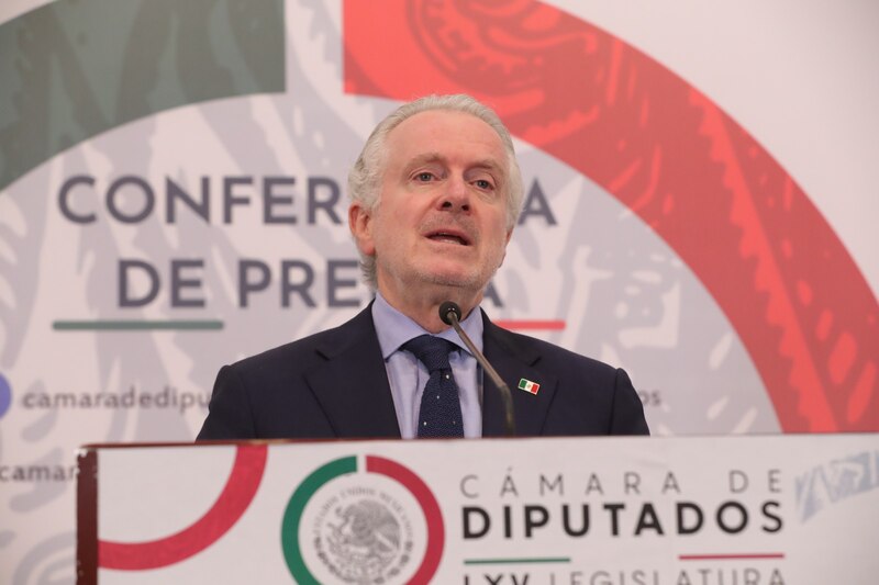 El presidente de la Cámara de Diputados, Santiago Creel, en una conferencia de prensa.