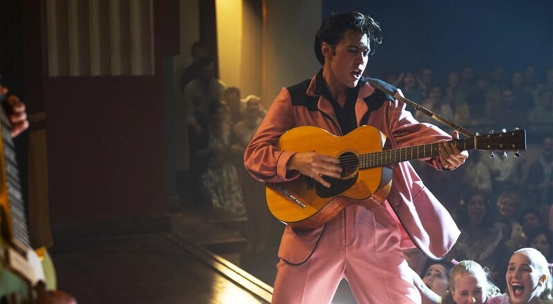 Elvis Presley cantando en el escenario