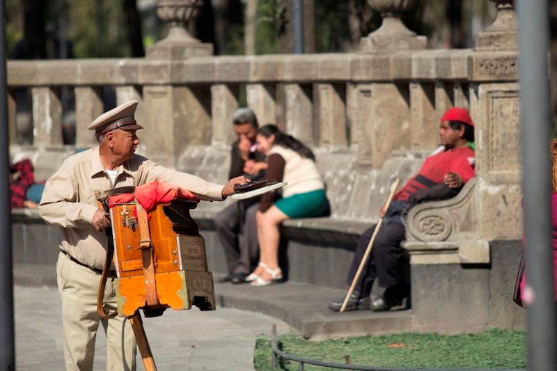 Un organillero toca su instrumento en una plaza de la Ciudad de México.