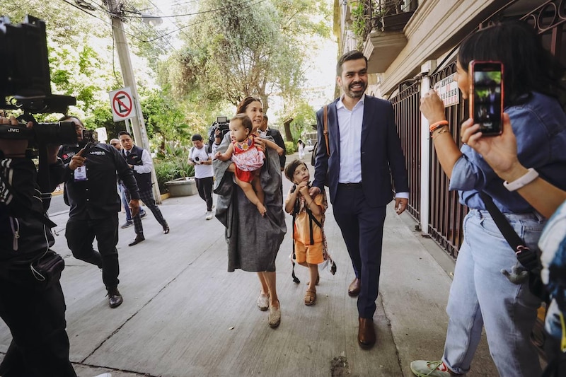 El presidente López Obrador y su familia salen de Palacio Nacional