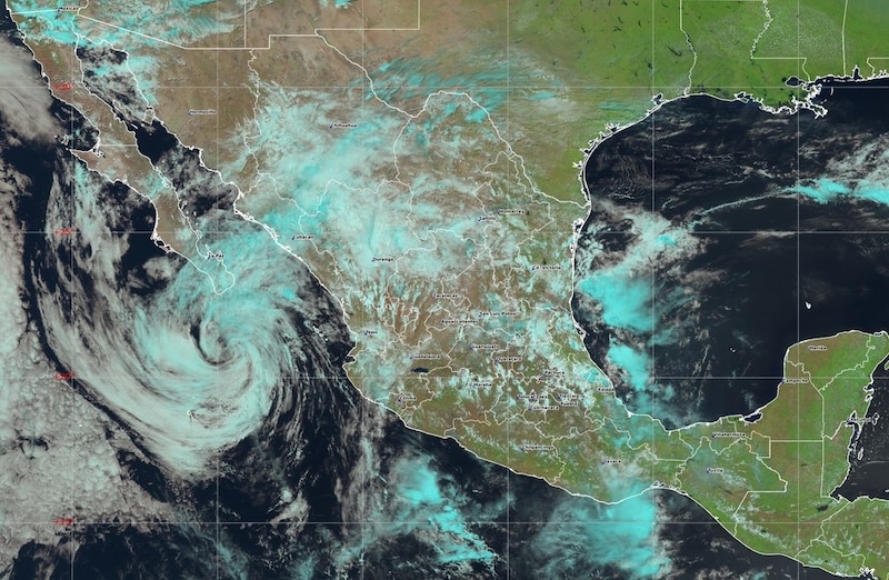 Vista satelital del ciclón Alvin como sistema post-tropical afectando el noreste de México