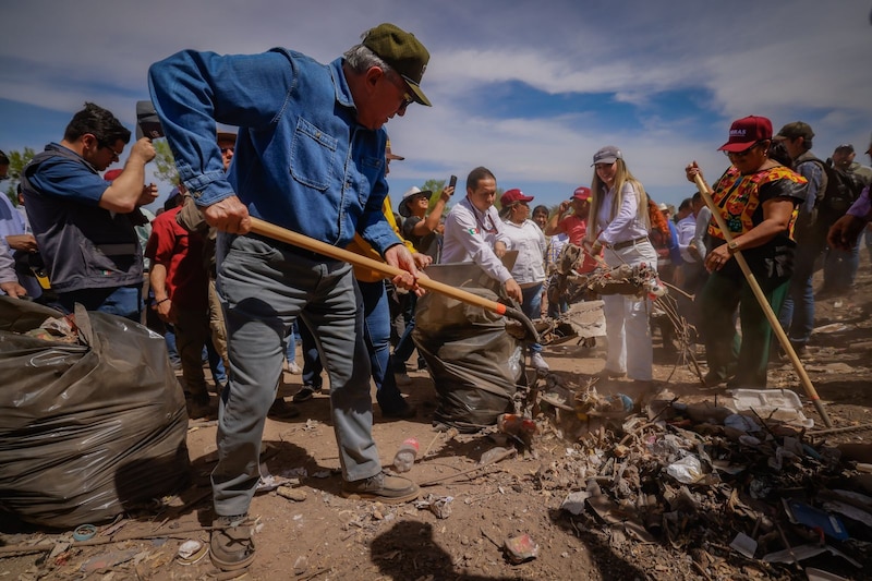 Gobernador Rubén Rocha Moya en jornada de limpieza de ríos en Sinaloa, acompañado de brigadas ciudadanas.