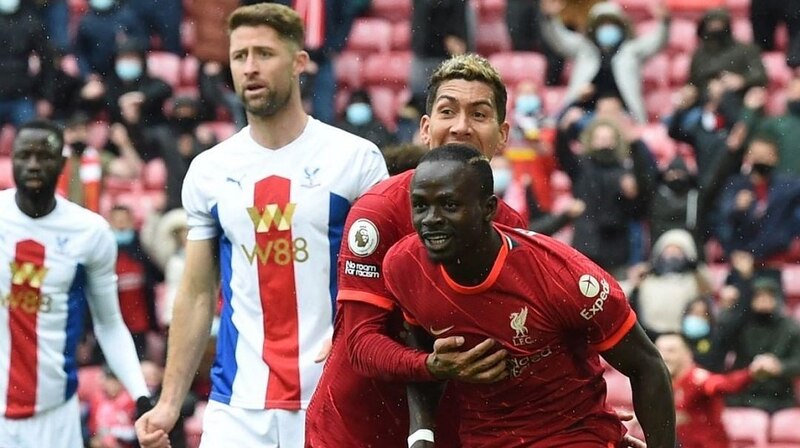 Sadio Mané celebra su gol con sus compañeros