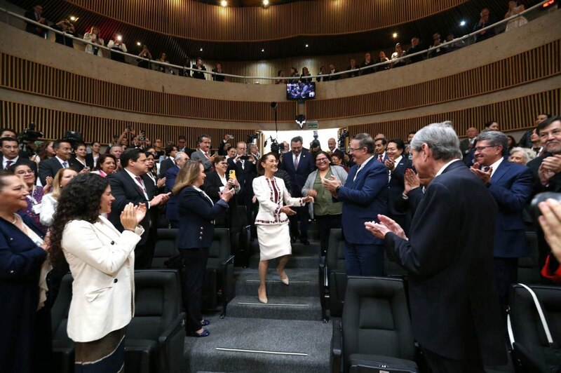 Presidenta electa de Honduras, Xiomara Castro, saluda a invitados en su toma de posesión