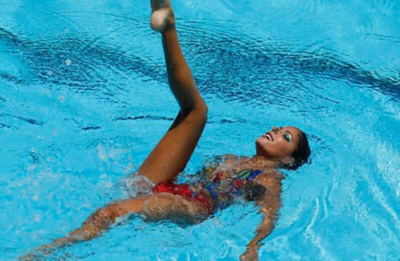 Nadadora sincronizada realizando una rutina en el agua
