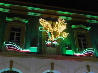 Revisten a Texcoco con luces y adornos para fiestas patrias