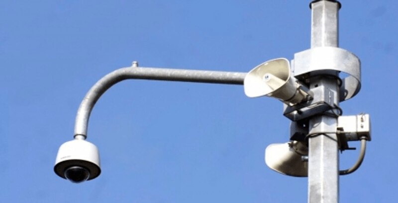 Cámara de vigilancia y altavoz en un poste