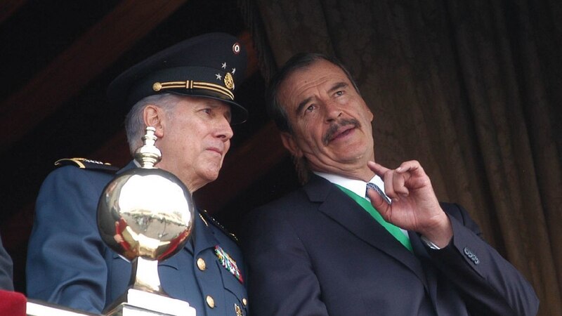 El presidente de México, Felipe Calderón, y el secretario de la Defensa Nacional, Guillermo Galván Galván, durante un desfile militar en la Ciudad de México.