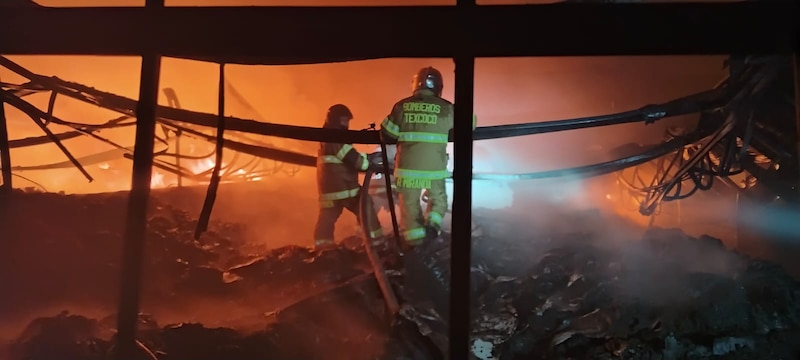 Bomberos apagan incendio en una fábrica