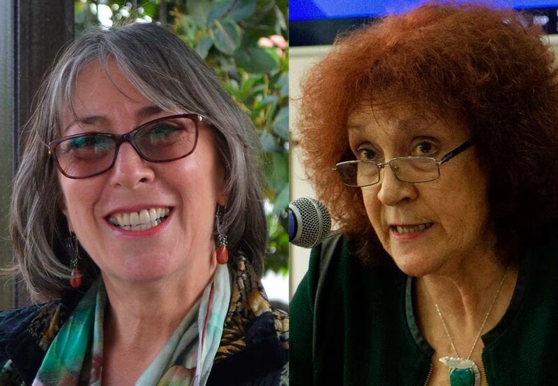 Dos mujeres sonríen a la cámara.