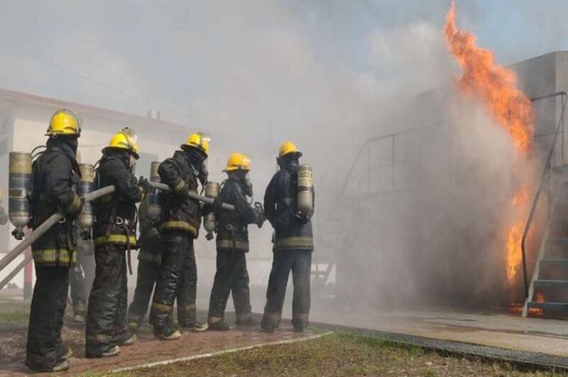 Bomberos apagan un incendio