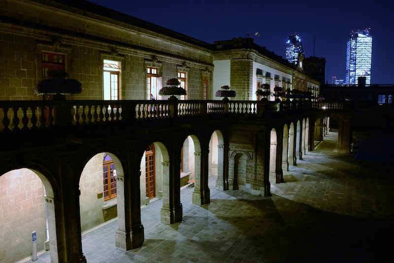 Palacio Nacional de la Ciudad de México iluminado por la noche