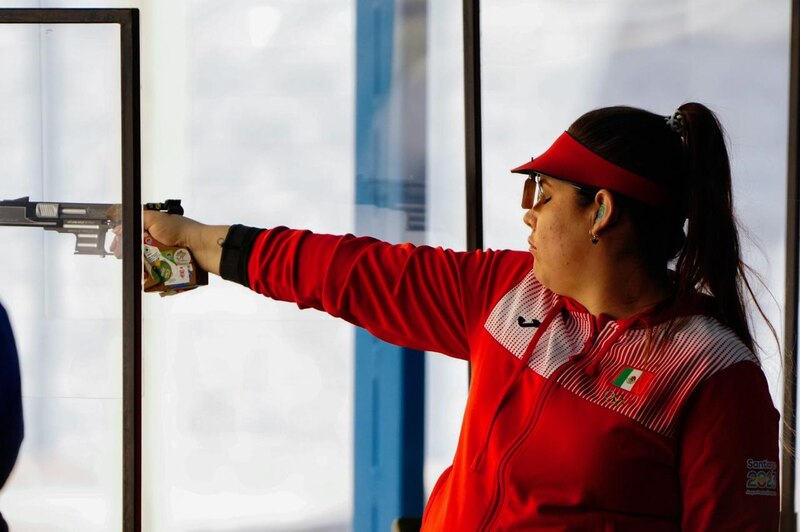 Mujer mexicana dispara una pistola en una competencia de tiro deportivo